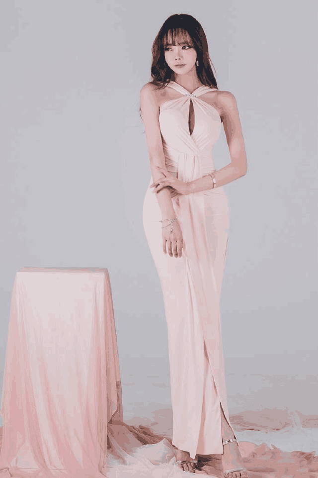 粉佳人百搭开胸连衣裙时尚又迷人