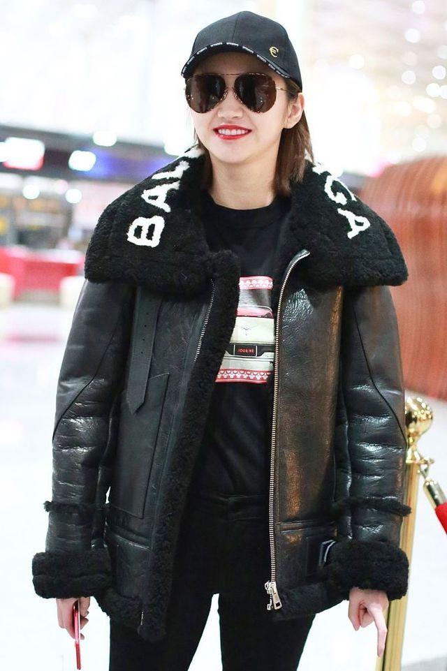 景甜身着黑色皮衣搭配小黑裤亮相机场 酷帅十足