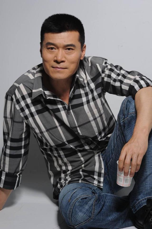 仍饰演了多个性格鲜明的角色,如《绝不放过你》中阴险狡诈的陈一龙