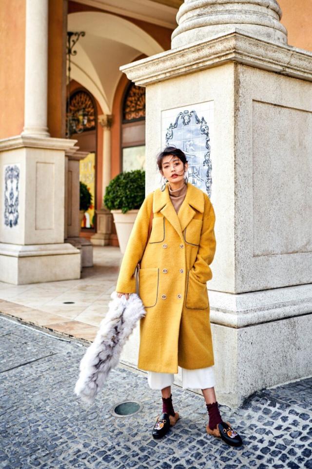 黄色大衣看着就倍亮眼,舒适又特保暖,时尚气息很足的哦