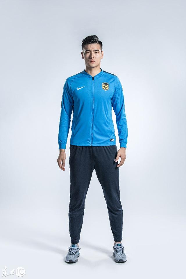 2018赛季中超江苏苏宁官方写真出炉球员阵容整齐目标亚冠