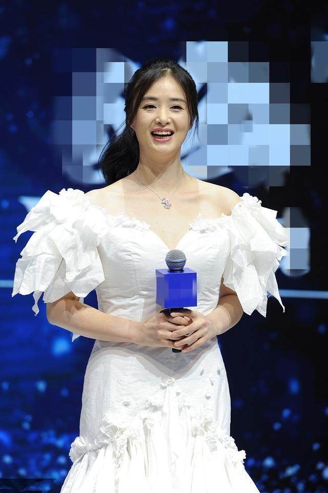 蒋欣一袭蕾丝装出席活动,好身材遮不住,网友:微胖女神果然有料