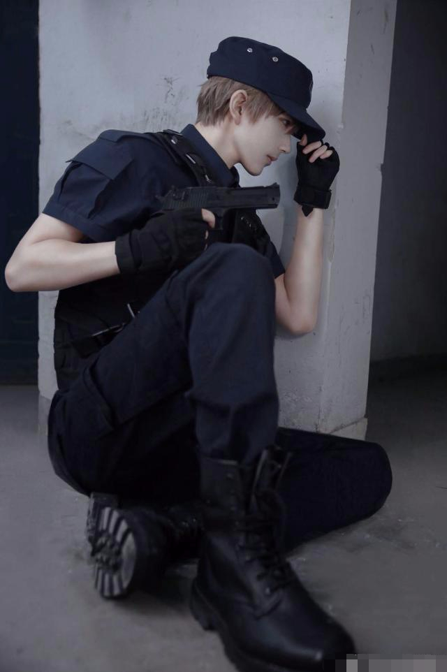 熊叔高还原度cos白起搂着女主气场全开这么帅气居然是个女生