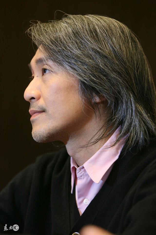 一代喜剧之王老了55岁周星驰出席政协会议满头白发惹粉丝心酸