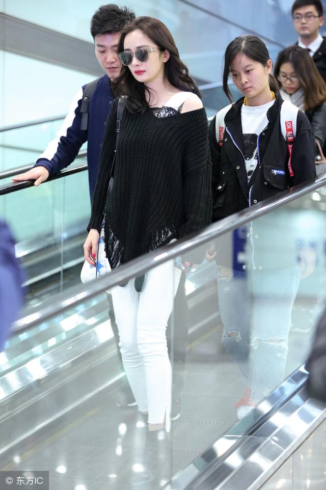 杨幂穿三角裤走机场,网友;这是今年最流行的