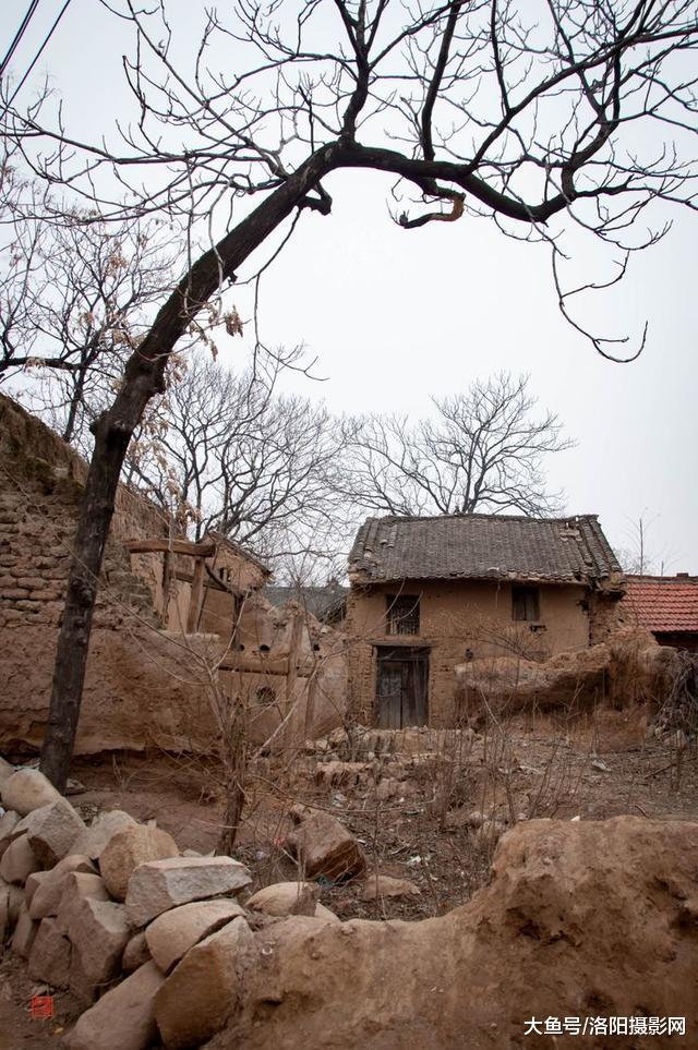 位于洛阳城西南75公里处宜阳县张坞乡苏羊村.苏羊村景区俗称"苏羊寨".