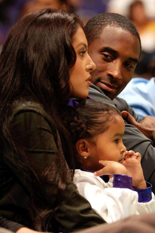 科比和妻子瓦妮莎胜地度假,甜蜜相拥在一起,打一省会城市名字