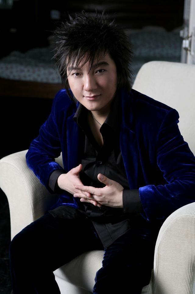 25岁出道,凭一首歌走红歌坛,身价过亿老婆漂亮,如今在卖大米