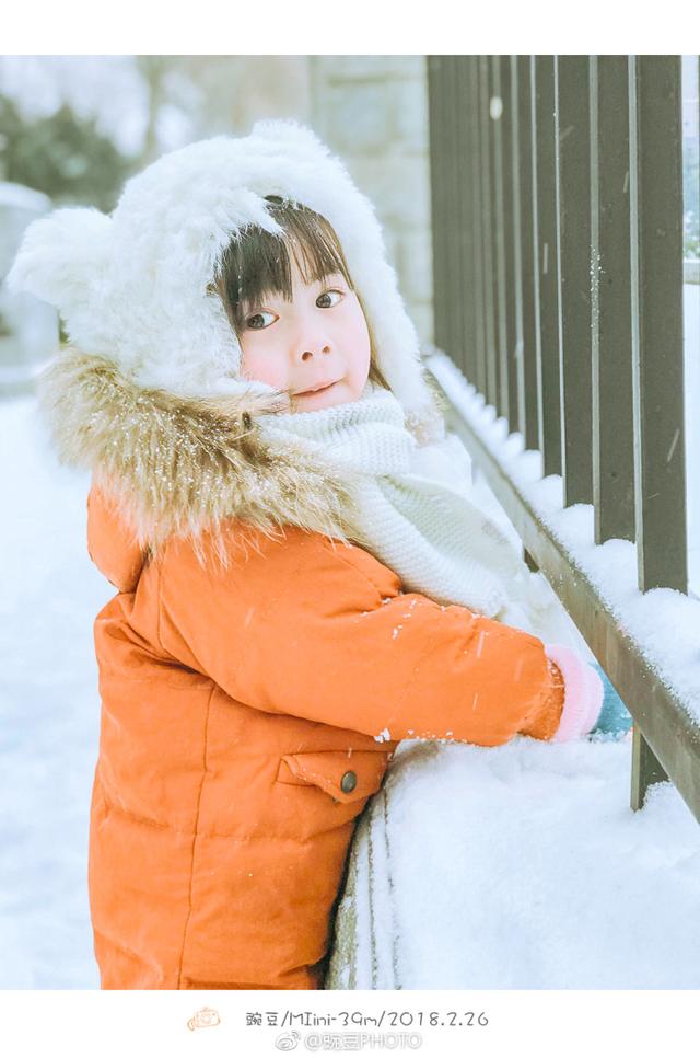 武汉下雪啦,妈妈给漂亮女儿在雪天里拍出小清新的照片真是太美了