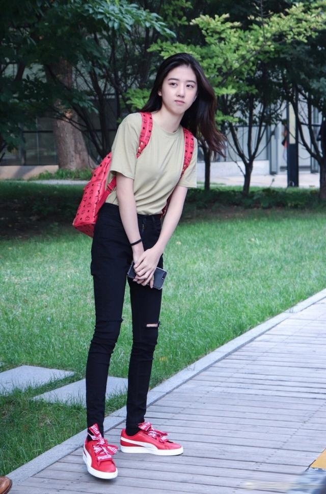 《青云志》主题曲演唱者李凯馨开学第一天晒校园拍照身材好人美