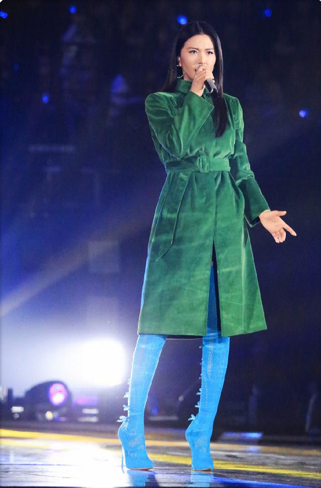 在今年的跨年晚会上,谭维维身着绿色大衣搭配蓝色长靴,别致又大胆的拼