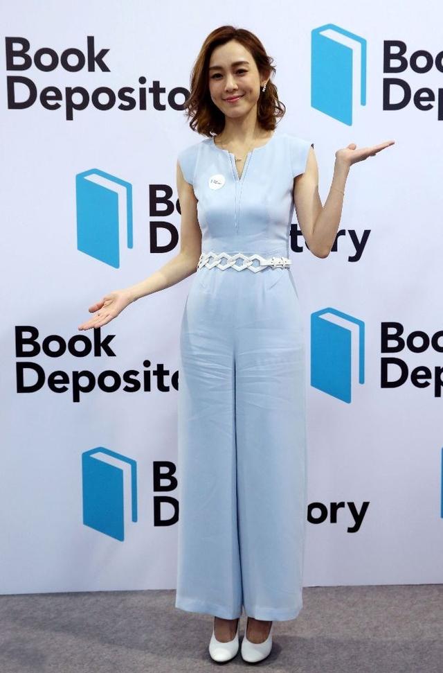 范玮琪身着一袭浅蓝色长礼服,搭配白色高跟鞋,身高171的范玮琪穿上这