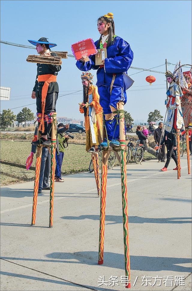 踩高跷的美女最吸睛,1.5米高.观众说这高跟鞋也忒高了