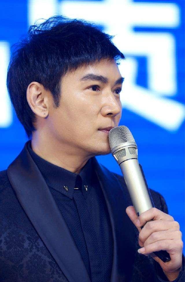 50岁焦恩俊人海中挤高铁,却没有座位蹲坐一旁超接地气