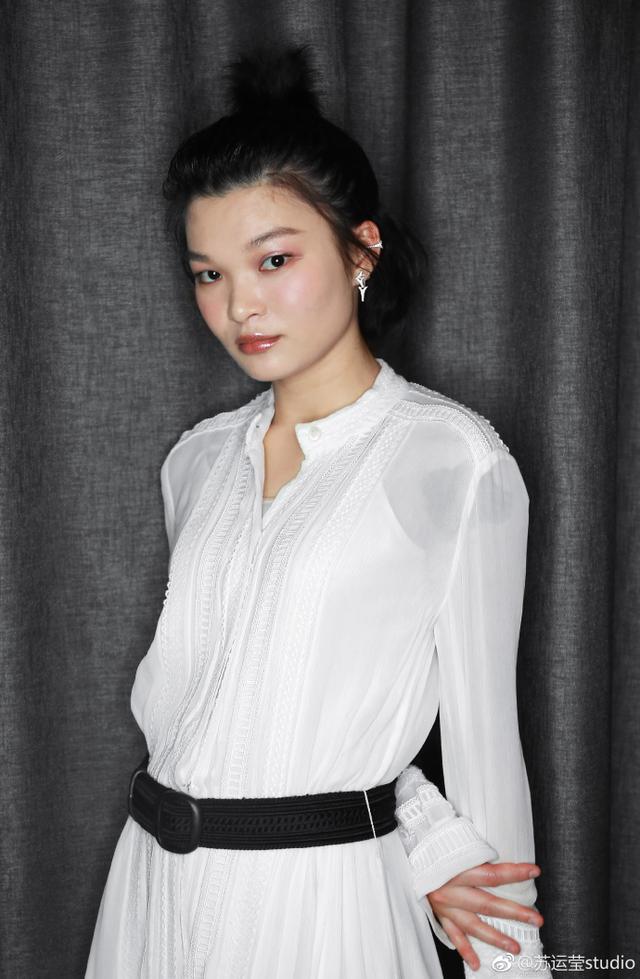 苏运莹终于打扮成女神,白裙飘飘成高级脸,网友直呼仙女太惊艳!