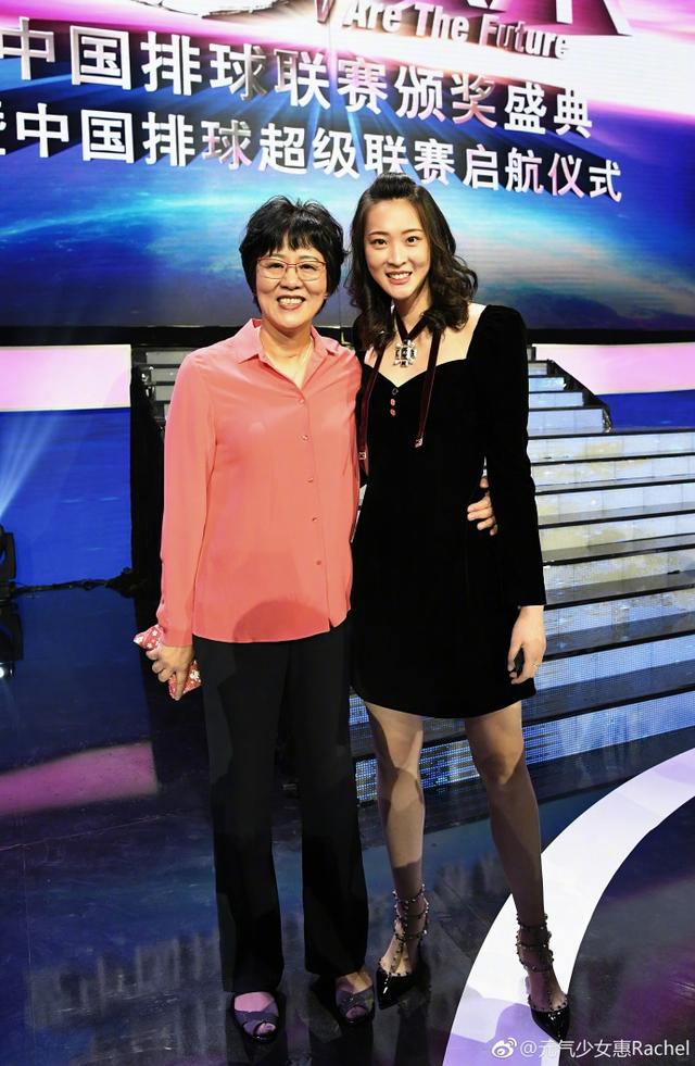 惠若琪踩高跟更显妩媚中国女排第15任队长将开启人生新模式