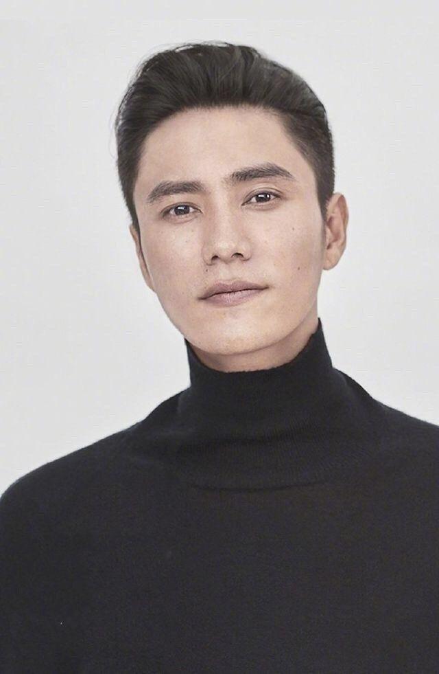 "不老男神"陈坤亮相时装周,大背头中分短发随意切换,帅炸了!