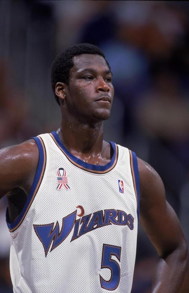 夸梅·布朗(kwame brown),1982年3月10日出生于美国南卡罗来纳州