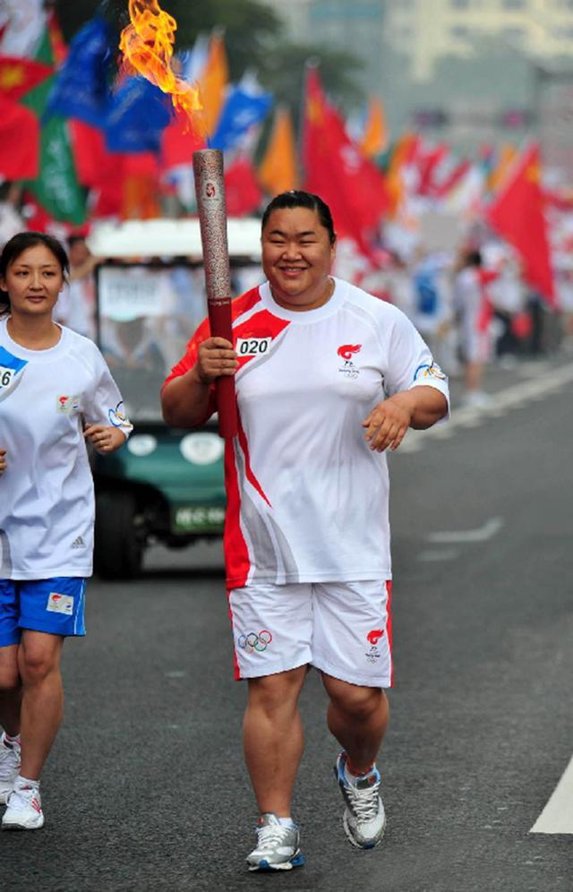 240斤奥运冠军为国夺冠拼到耳鼻出血,家境清贫如今已结婚|唐功红|奥运