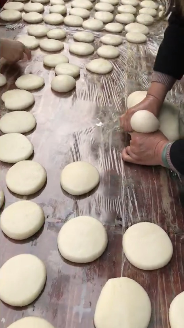 打糍粑,杀年猪,湖南乡下年味渐浓,边玩边吃,大人孩子不亦乐乎