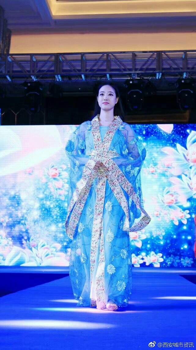 西安美女走t台展现唯美汉唐风韵