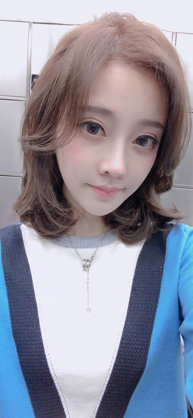 冯提莫染头美美归来金鱼眼惹人爱最后一张亮点真多