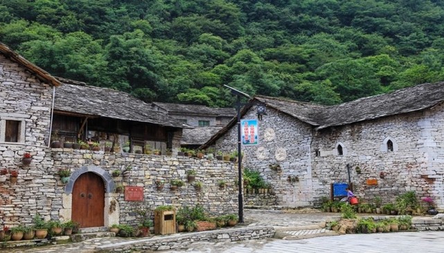 高荡村的古建筑群始建于明代,至清代渐成规模,石板房从上到下全部采用