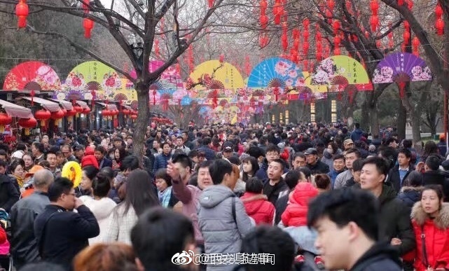 正月里西安大雁塔景区开启人山人海模式