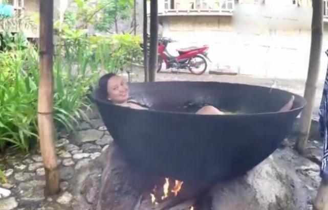 菲律宾奇葩的洗澡方式, 人们睡在大锅中"活煮"自己