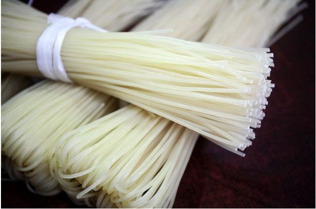 女大学生为何辞去城里工作,毅然选择回农村卖米线