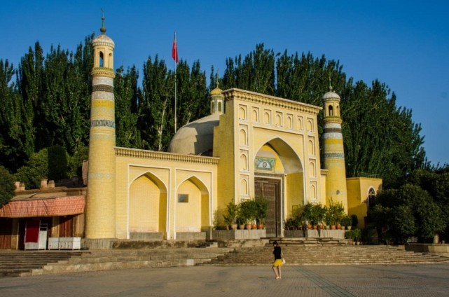 正文整个古城以艾提尕大清真寺为中心向外作放射状扩展,街巷蜿蜒而行