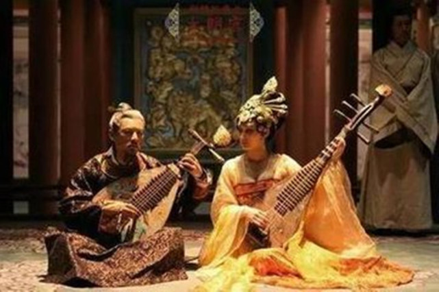 安禄山学过舞蹈,他趁唐明皇和杨贵妃玩得高兴时,表演拿手胡旋舞