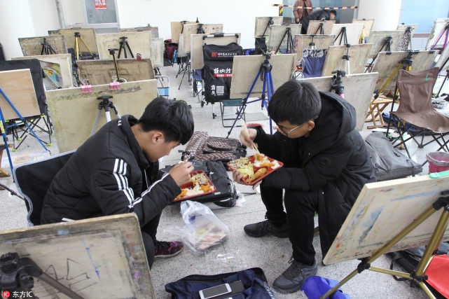艺考生的艰辛 午休时间小画板变身"小饭桌"