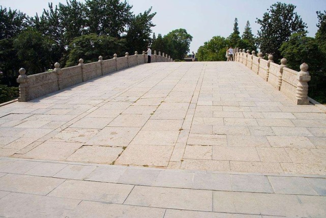 世界上最古老的石桥，中国牛坚强，扛过1400年8场地震而不倒