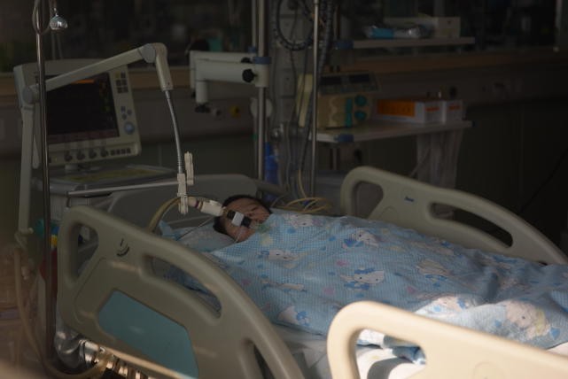 8月大男婴出生患脑膜炎没回过家 女子每天隔窗祈祷