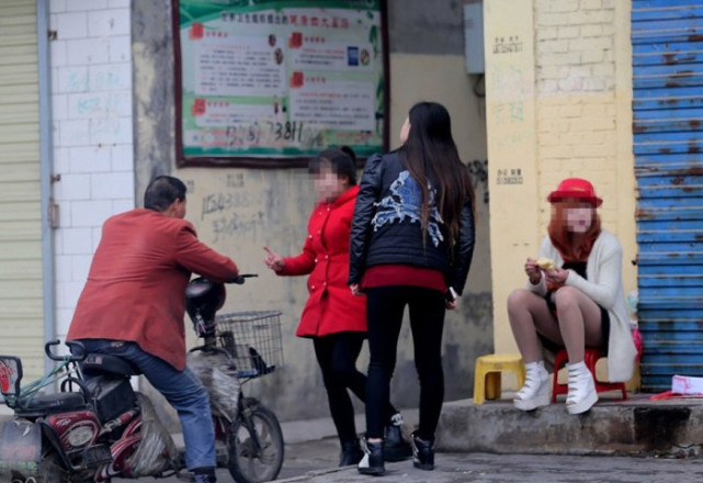 扫黄系列卖淫女摸准民警巡查习惯大白天当街拉客