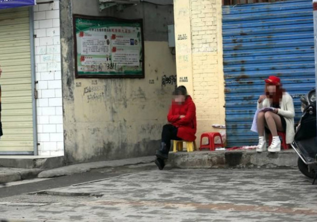 扫黄系列:卖淫女摸准民警巡查习惯,大白天当街拉客!