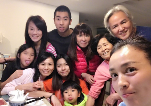 张庭晒全家福,姐妹5人中她长得最像爸爸,一家子大白牙超抢眼?