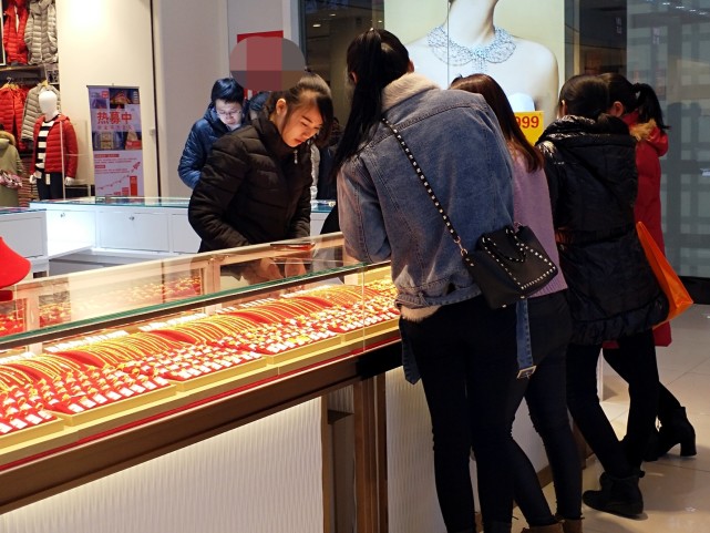 实拍:喜迎新年商场黄金首饰"惊爆价",市民"争相"抢购!