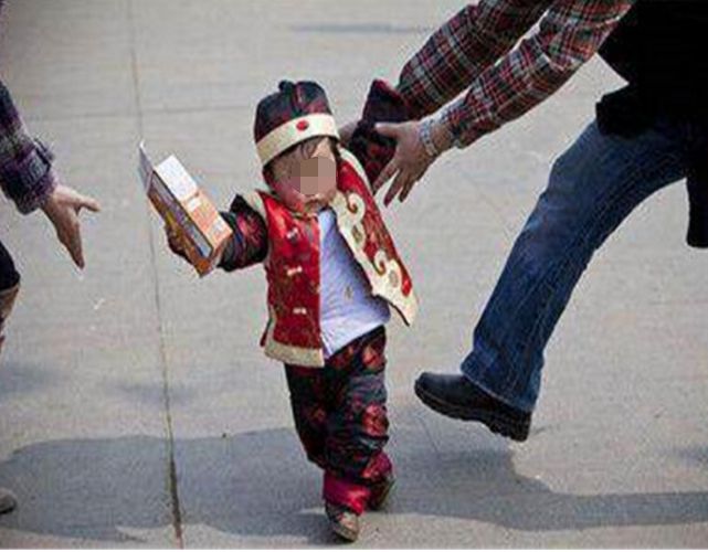 老人抱1岁小孩打麻将,小孩不会走路说话,妈妈知道一个劲怪自己