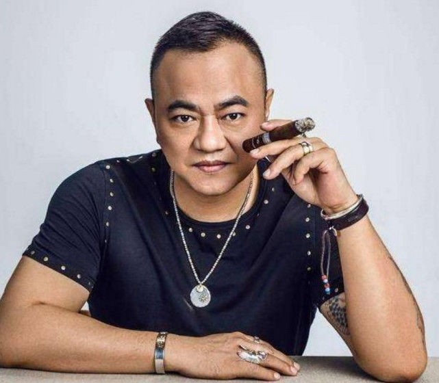 他曾经是保镖如今成功逆袭成为本山传媒副总裁