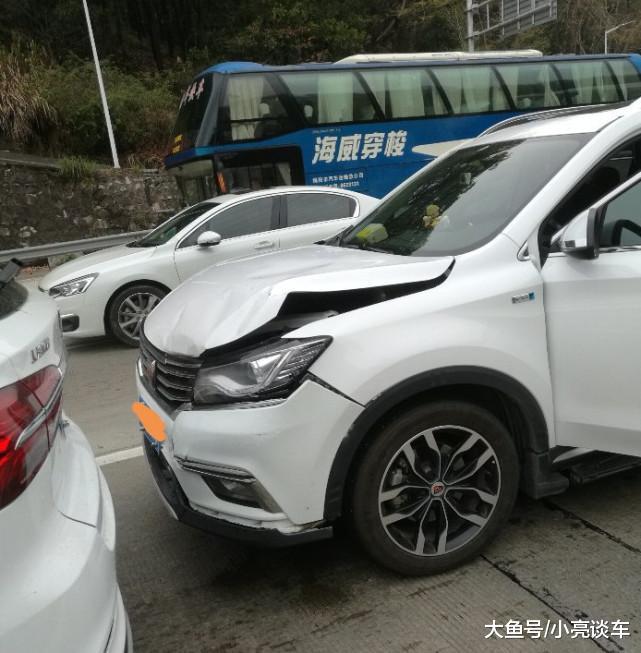 荣威rx5大年初六被追尾下车后车主称国产车真抗撞
