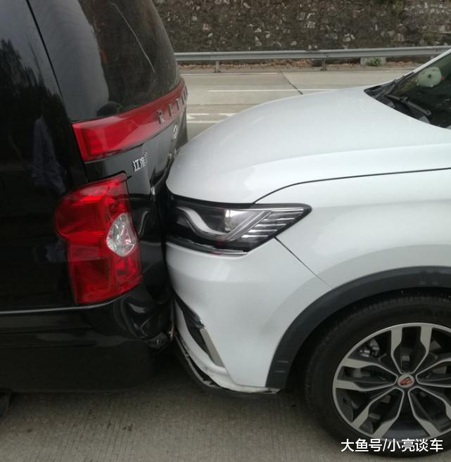 从更进一步的现场图可以看到,谢先生这辆荣威rx5前脸并没啥事,而前面