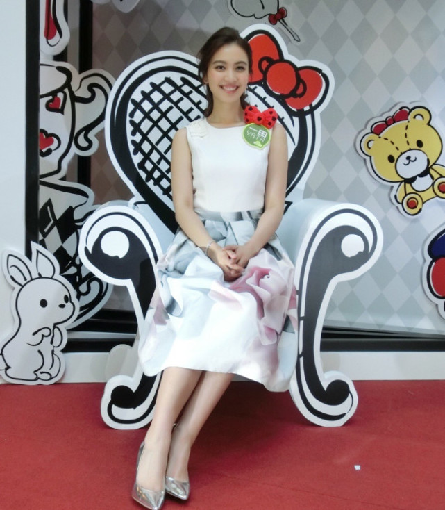 她从民选冠军到屈居第三,为读书选择在剧中惨死,美貌与智慧并重