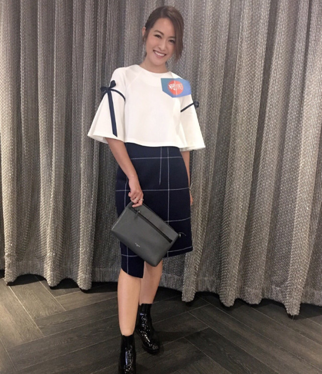 梁嘉琪身穿一款黑色上衣,搭配一款黑色短裙,脚踩一双银色高跟鞋,看