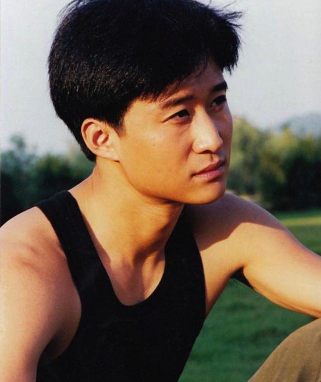 吴京年轻时旧照曝光,帅气十足,怪不得谢楠为他疯狂