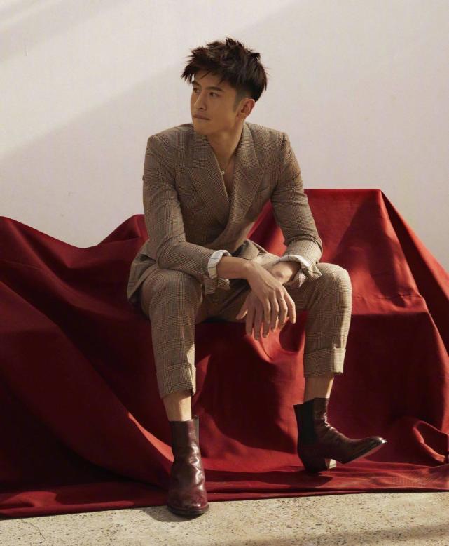 张云龙晒时尚大片,鞋子有点像女生穿的,好看吗?