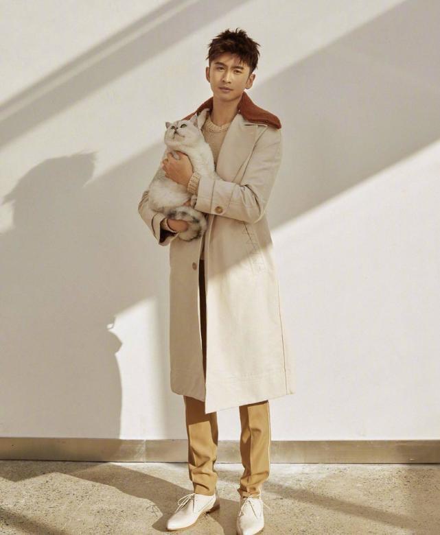 张云龙晒时尚大片,鞋子有点像女生穿的,好看吗?