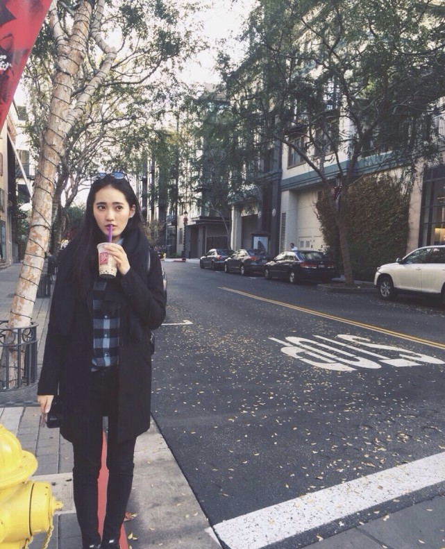 余文乐娇妻王棠云,格纹吊带裙清纯有气质,会穿衣服你也有桃花!