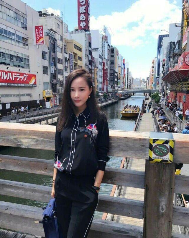 可以说伊芙蕾雅当年的人气可不是一般的火,毕竟颜值在那里,也是小智的